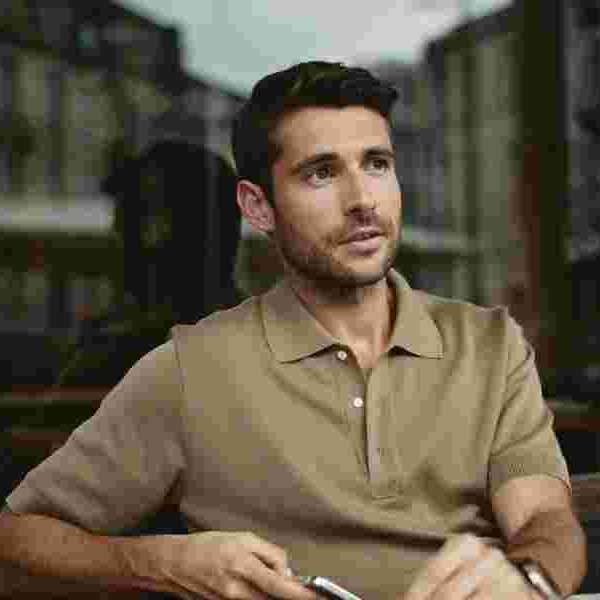 Sovereign investor looking into the distance, representing strategic foresight in trading without the need to constantly monitor signals.