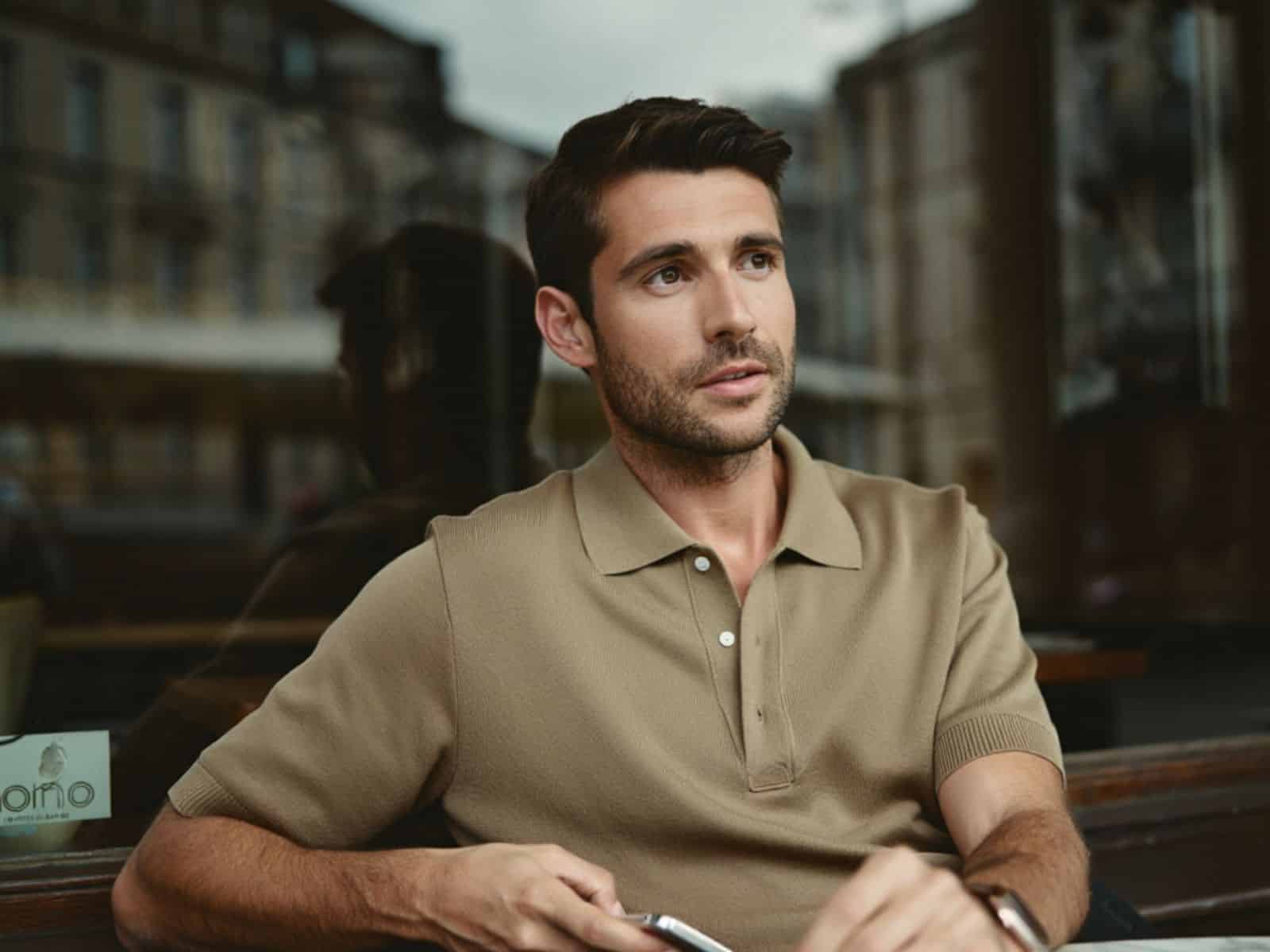 Sovereign investor looking into the distance, representing strategic foresight in trading without the need to constantly monitor signals.