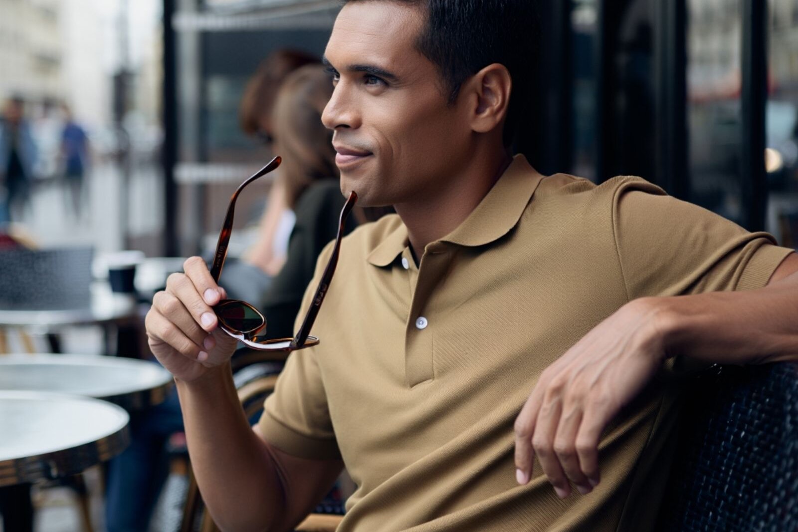 Sovereign investor looking into the distance, representing strategic foresight in trading without the need to constantly monitor signals.